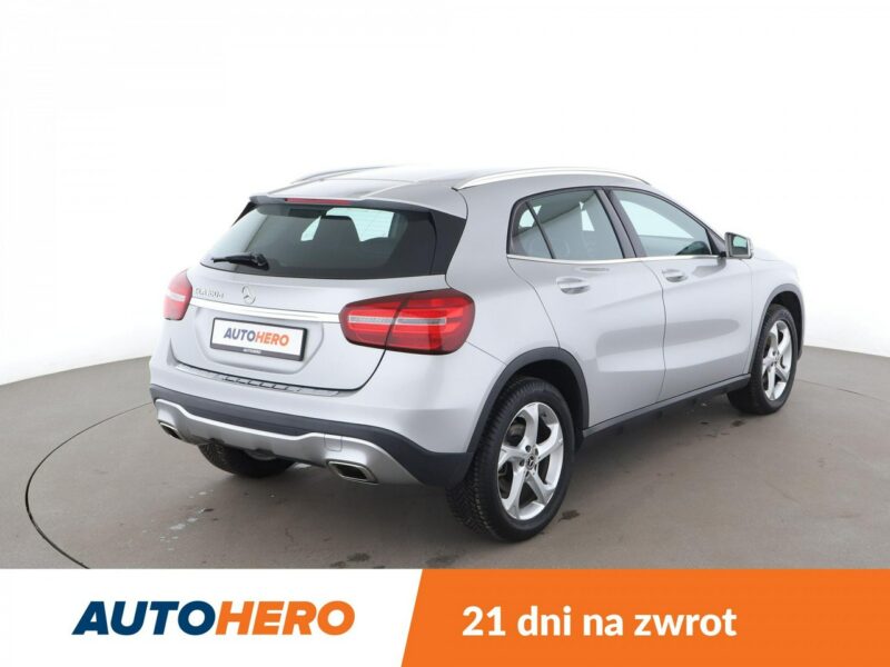 Mercedes GLA 180 Automat full LED navi kamera i czujniki parkowania