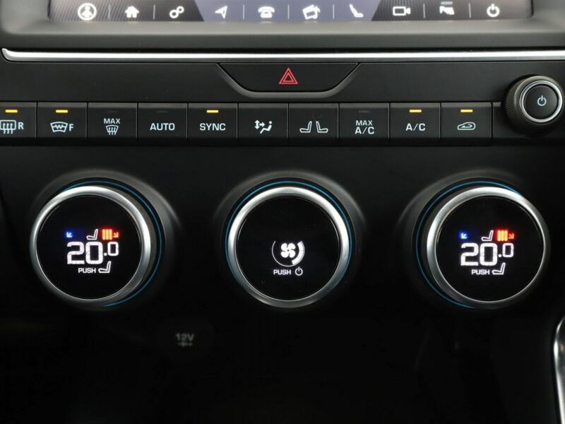 Jaguar E-Pace 2.0D Automat AWD Klimatronik Navi ACC Grzane Fotele Kamera Full LED I (2017 -)