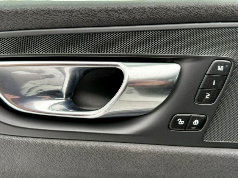 Volvo XC 60 4x4,R-DESIGN,Bogata wersja,Gwarancja II (2017-)