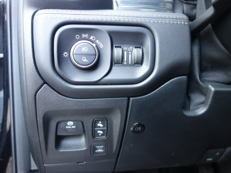 Dodge RAM DODGE RAM WERSJA LIMITED NIGHT BLACK SILNIK 5.7 BENZYNA 400km 38tys km IV (2009-)