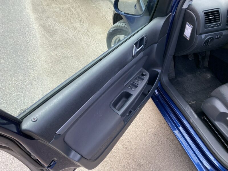 Volkswagen Golf CLIMAtic, oszczędny, hak, niezawodna benzyna, isofix, zadbany, zarej. V (2003-2008)