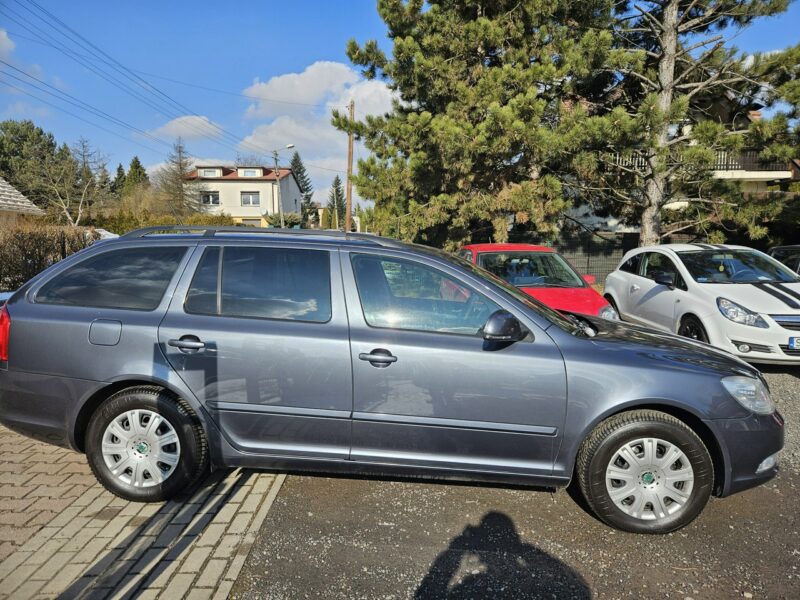 Škoda Octavia Klimatronic dwu strefowy / Podgrzewane fotele / Tempomat II (2004-2013)