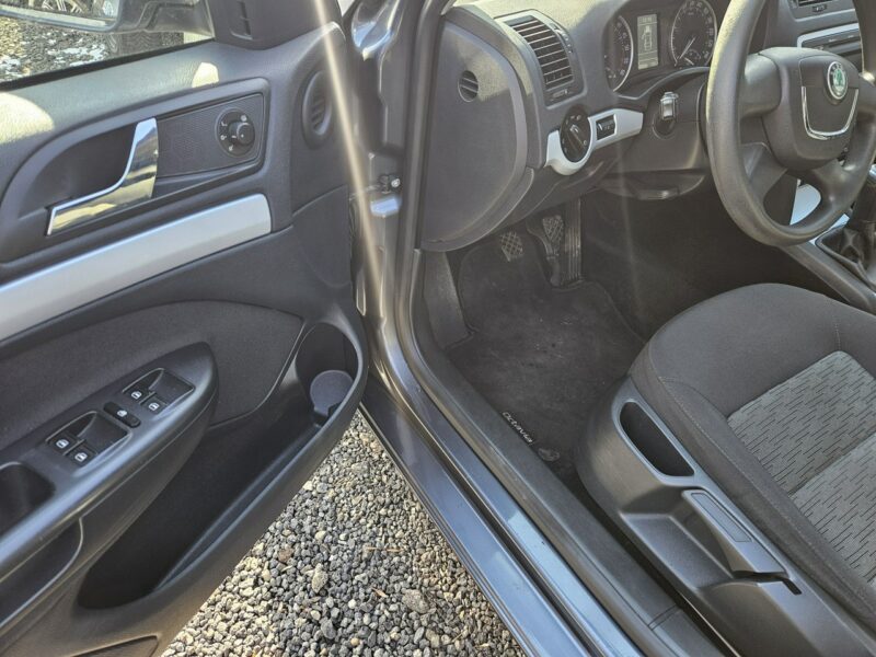 Škoda Octavia Klimatronic dwu strefowy / Podgrzewane fotele / Tempomat II (2004-2013)