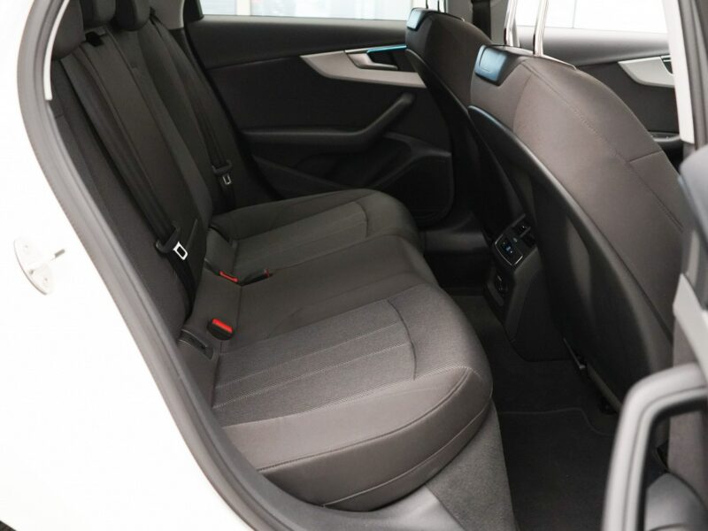 Audi A4 35TFSI 150KM Stronic S-line Tempomat Ambient Matrix LED B9 (2015-)