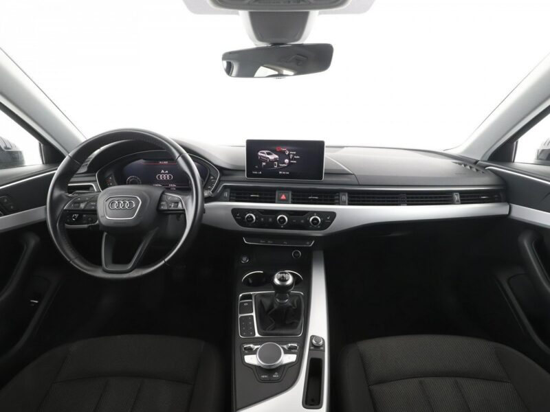 Audi A4 virtual cocpit navi xenon LED klima auto czujniki parkowania B9 (2015-)