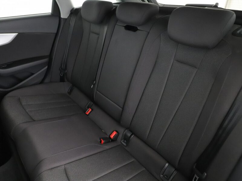 Audi A4 virtual cocpit navi xenon LED klima auto czujniki parkowania B9 (2015-)