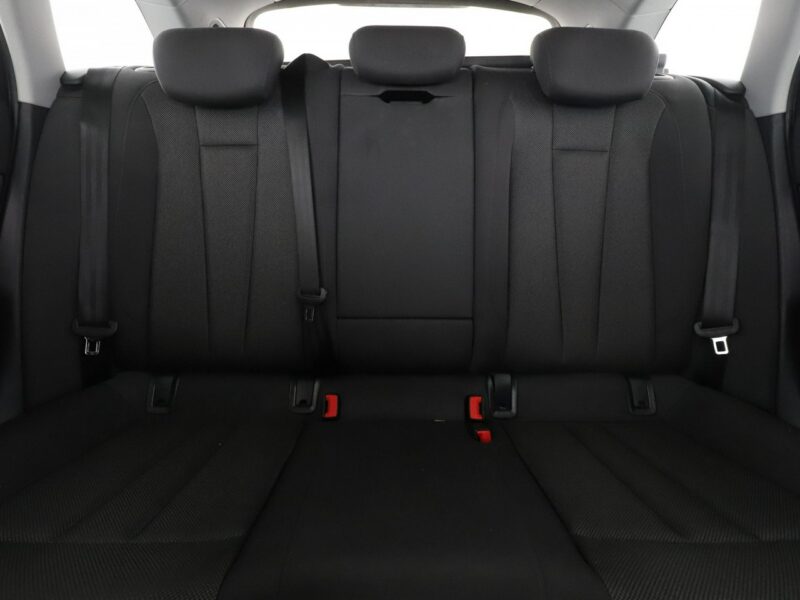 Audi A4 virtual cocpit navi xenon LED klima auto czujniki parkowania B9 (2015-)