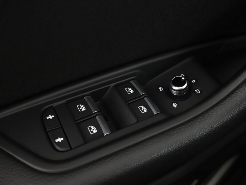 Audi A4 virtual cocpit navi xenon LED klima auto czujniki parkowania B9 (2015-)