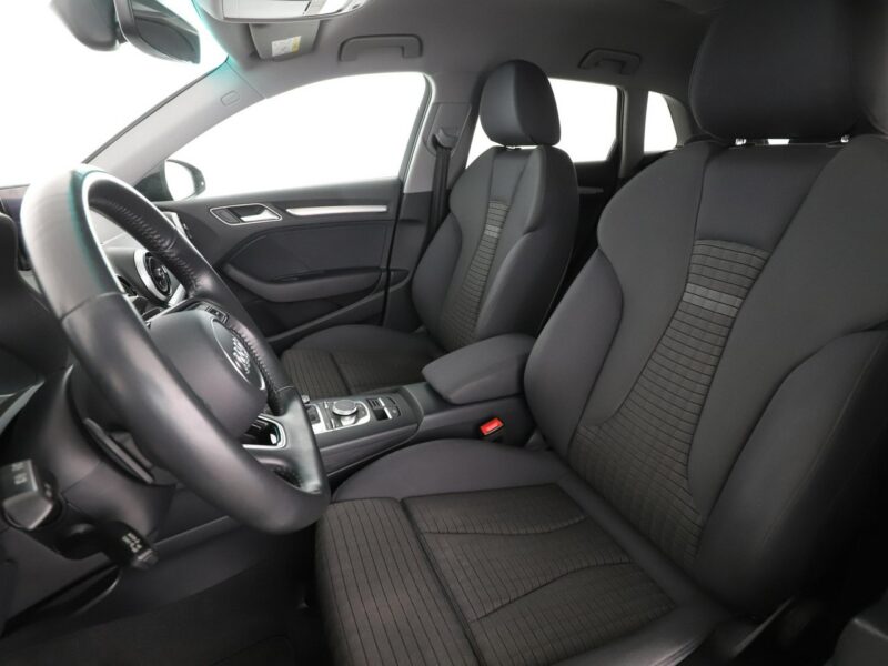 Audi A3 S-Tronic full LED klima auto navi czujniki parkowania grzane fotele 8Y