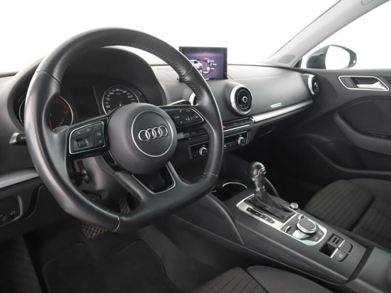 Audi A3 S-Tronic full LED klima auto navi czujniki parkowania grzane fotele 8Y