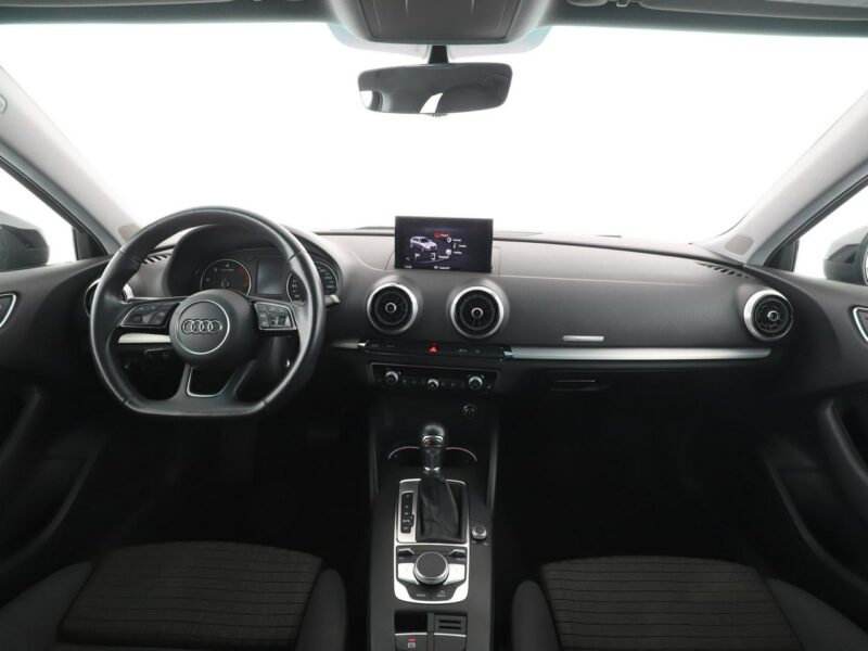 Audi A3 S-Tronic full LED klima auto navi czujniki parkowania grzane fotele 8Y