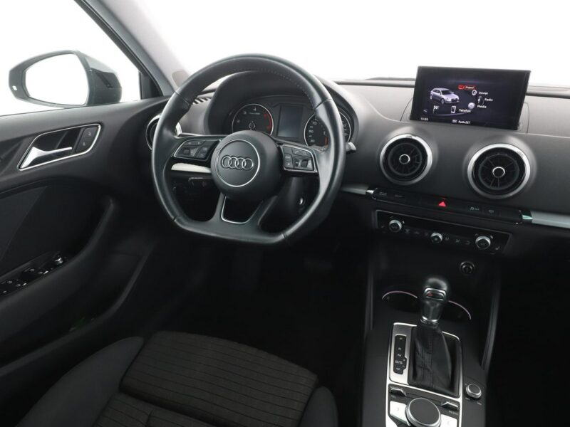 Audi A3 S-Tronic full LED klima auto navi czujniki parkowania grzane fotele 8Y