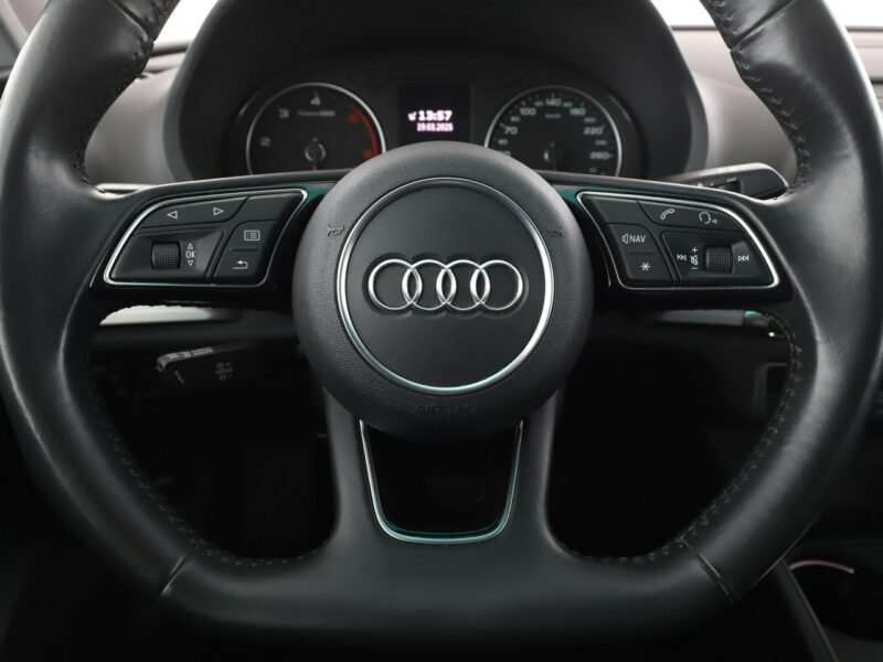 Audi A3 S-Tronic full LED klima auto navi czujniki parkowania grzane fotele 8Y