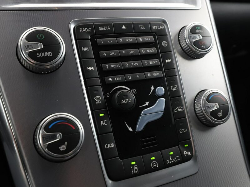 Volvo XC 60 Automat Summum 2WD Podgrzewane fotele Navi Czujniki parkowania I (2008-2017)
