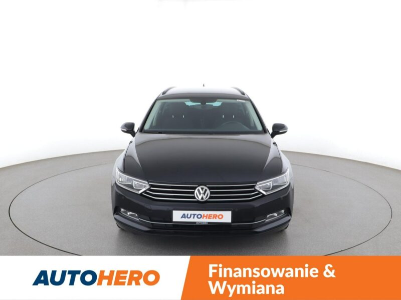 Volkswagen Passat navi PDC grzane fotele climatronic-3 stref. ACC Bluetooth B8 (2014-2023)