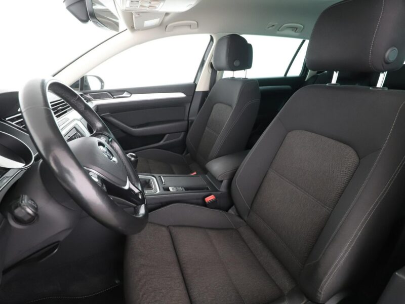 Volkswagen Passat navi PDC grzane fotele climatronic-3 stref. ACC Bluetooth B8 (2014-2023)