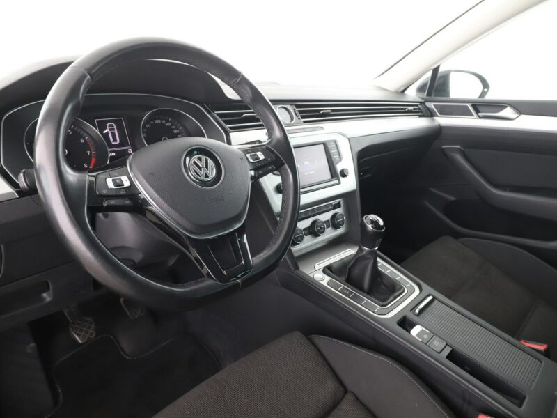 Volkswagen Passat navi PDC grzane fotele climatronic-3 stref. ACC Bluetooth B8 (2014-2023)