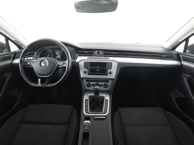 Volkswagen Passat navi PDC grzane fotele climatronic-3 stref. ACC Bluetooth B8 (2014-2023)