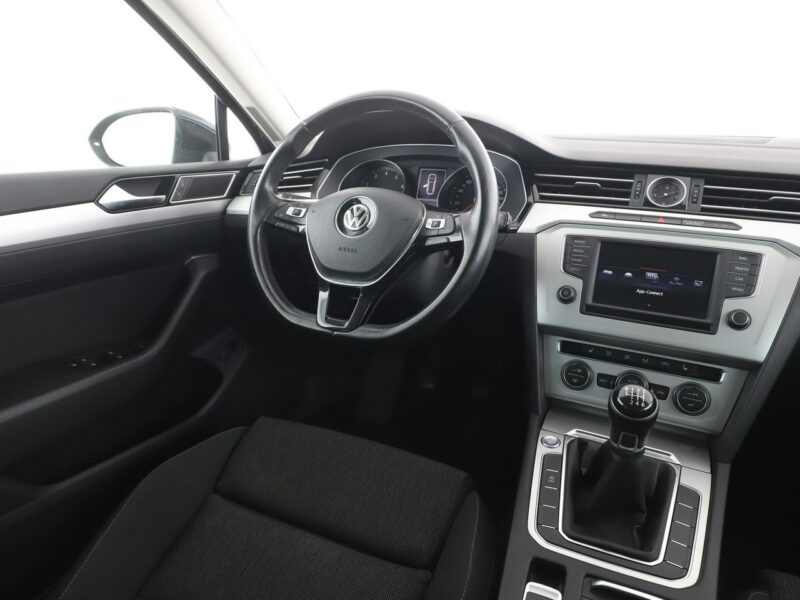 Volkswagen Passat navi PDC grzane fotele climatronic-3 stref. ACC Bluetooth B8 (2014-2023)