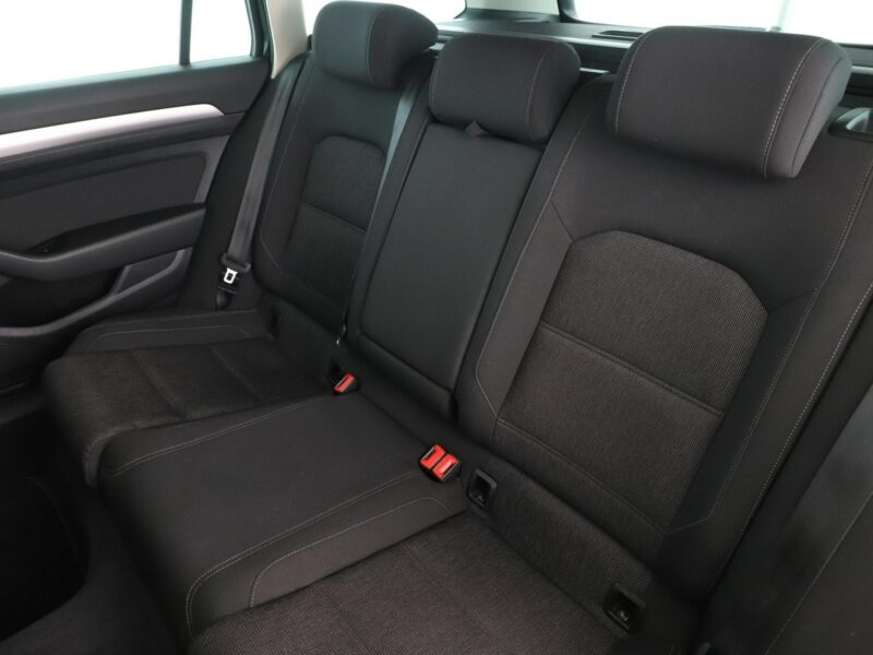 Volkswagen Passat navi PDC grzane fotele climatronic-3 stref. ACC Bluetooth B8 (2014-2023)