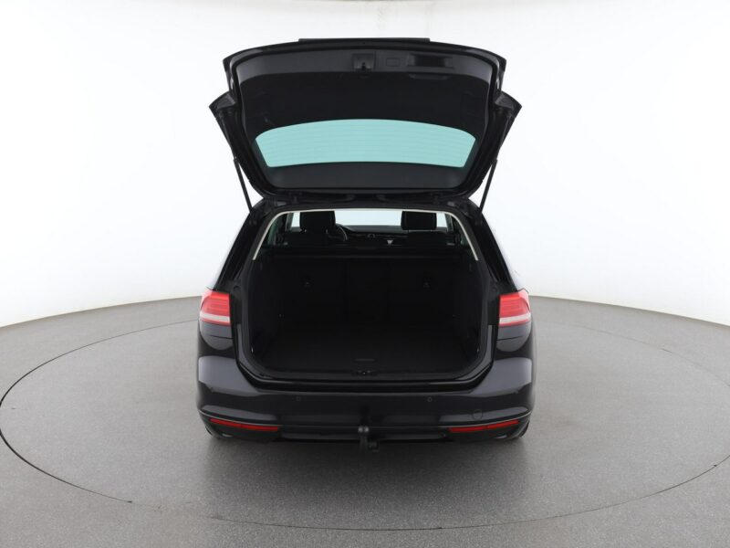 Volkswagen Passat navi PDC grzane fotele climatronic-3 stref. ACC Bluetooth B8 (2014-2023)
