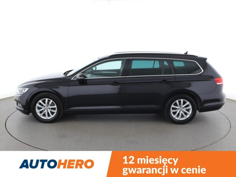 Volkswagen Passat navi PDC grzane fotele climatronic-3 stref. ACC Bluetooth B8 (2014-2023)