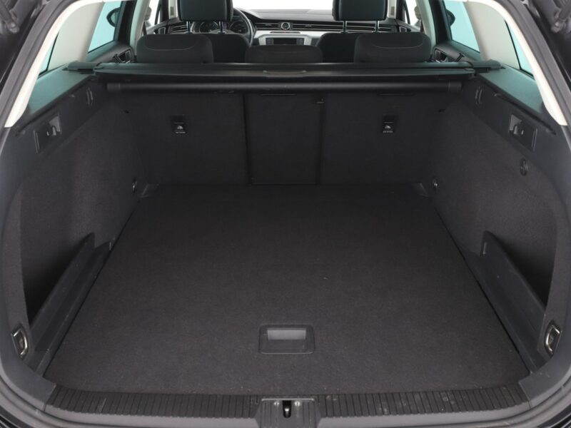 Volkswagen Passat navi PDC grzane fotele climatronic-3 stref. ACC Bluetooth B8 (2014-2023)