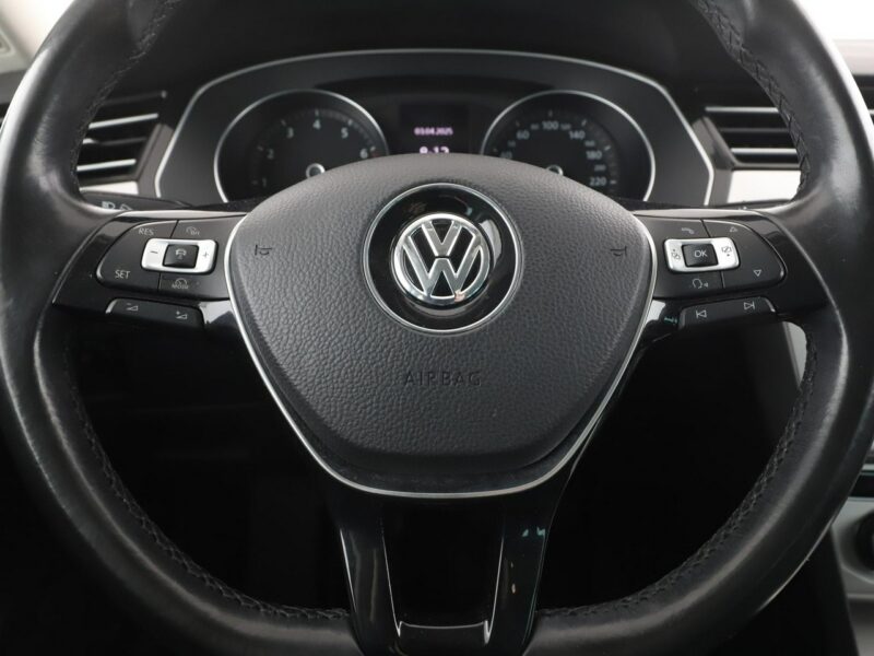 Volkswagen Passat navi PDC grzane fotele climatronic-3 stref. ACC Bluetooth B8 (2014-2023)