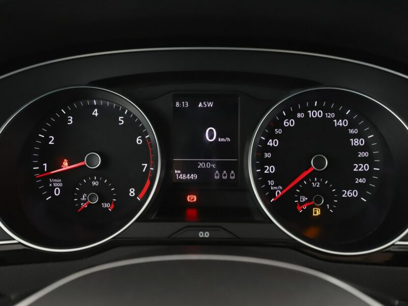 Volkswagen Passat navi PDC grzane fotele climatronic-3 stref. ACC Bluetooth B8 (2014-2023)