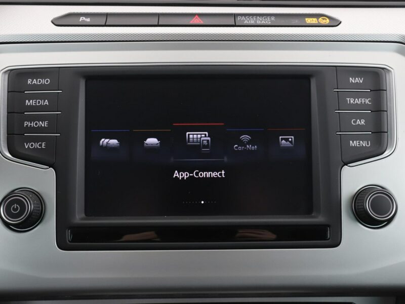 Volkswagen Passat navi PDC grzane fotele climatronic-3 stref. ACC Bluetooth B8 (2014-2023)