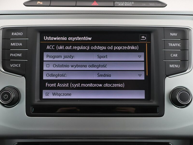Volkswagen Passat navi PDC grzane fotele climatronic-3 stref. ACC Bluetooth B8 (2014-2023)