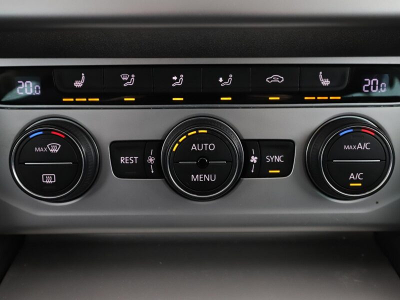 Volkswagen Passat navi PDC grzane fotele climatronic-3 stref. ACC Bluetooth B8 (2014-2023)