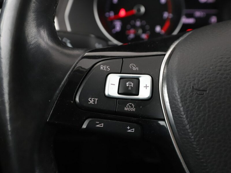 Volkswagen Passat navi PDC grzane fotele climatronic-3 stref. ACC Bluetooth B8 (2014-2023)