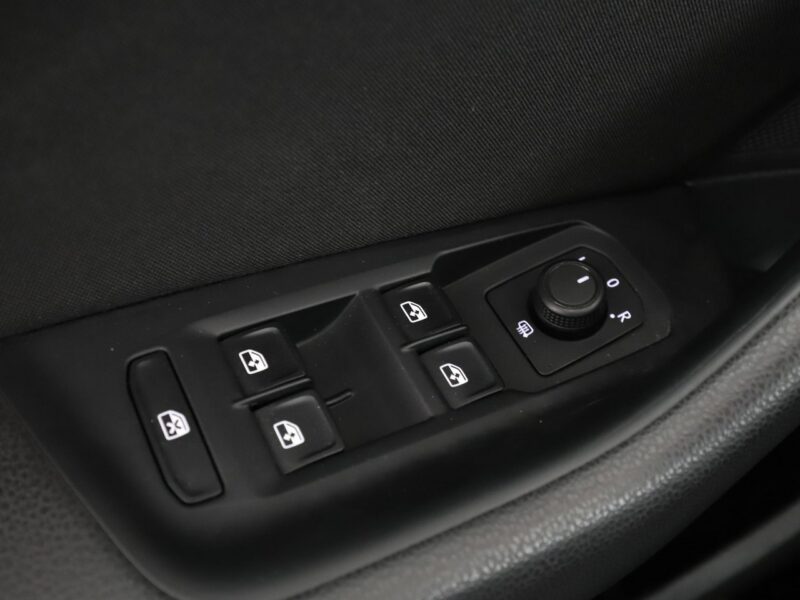 Volkswagen Passat navi PDC grzane fotele climatronic-3 stref. ACC Bluetooth B8 (2014-2023)