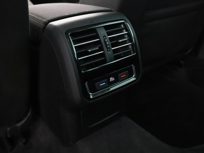 Volkswagen Passat navi PDC grzane fotele climatronic-3 stref. ACC Bluetooth B8 (2014-2023)
