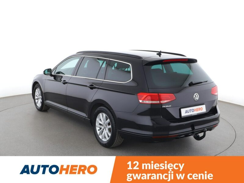 Volkswagen Passat navi PDC grzane fotele climatronic-3 stref. ACC Bluetooth B8 (2014-2023)