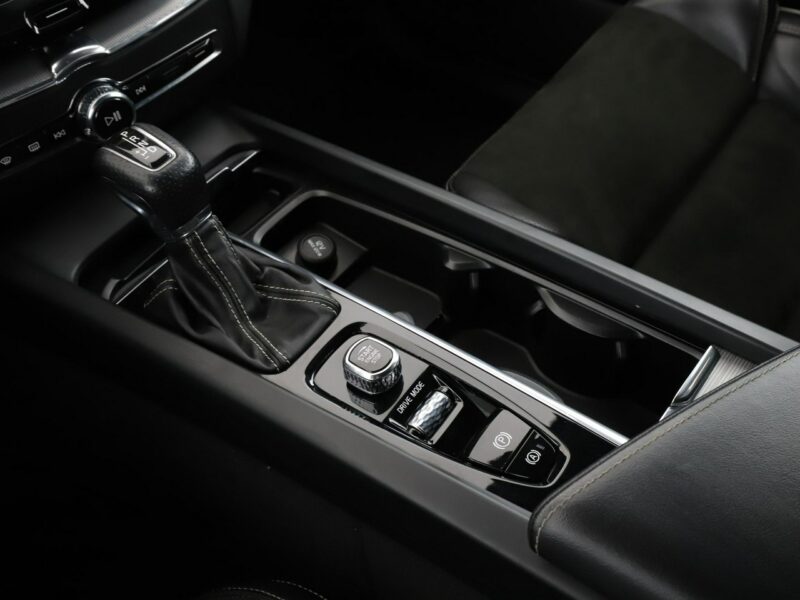 Volvo XC 60 FV23 2.0D4 Automat AWD R-Design Tempomat Navi HarmanKardon BLIS Kamera II (2017-)