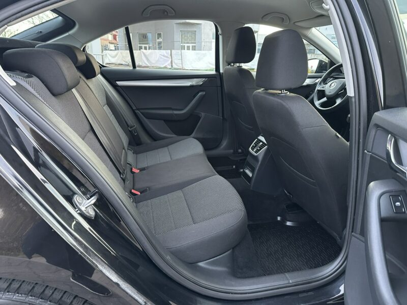 Škoda Octavia Skoda Octavia 2015 1.6 diesel 105km 2 komplety opon bezwypadowa III (2013-)