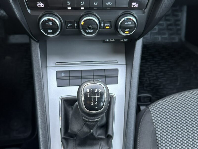 Škoda Octavia Skoda Octavia 2015 1.6 diesel 105km 2 komplety opon bezwypadowa III (2013-)