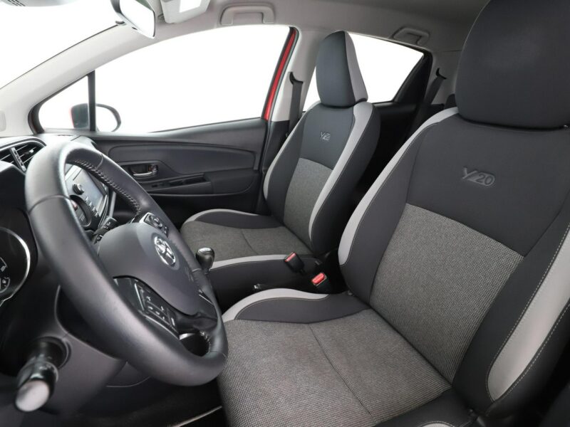 Toyota Yaris grzane fotele kamera Bluetooth tempomat AsystentPasaRuchu III (2011-2019)