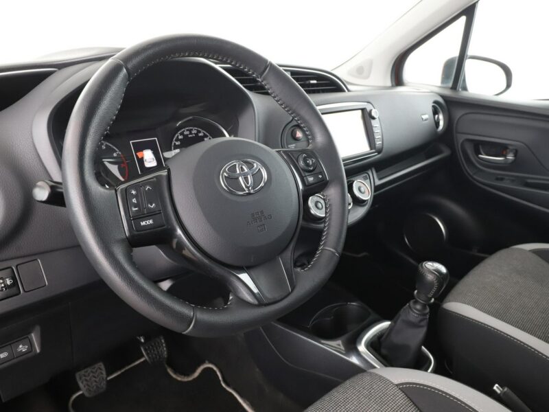 Toyota Yaris grzane fotele kamera Bluetooth tempomat AsystentPasaRuchu III (2011-2019)