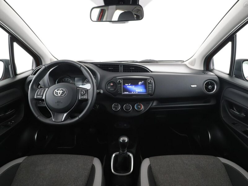 Toyota Yaris grzane fotele kamera Bluetooth tempomat AsystentPasaRuchu III (2011-2019)
