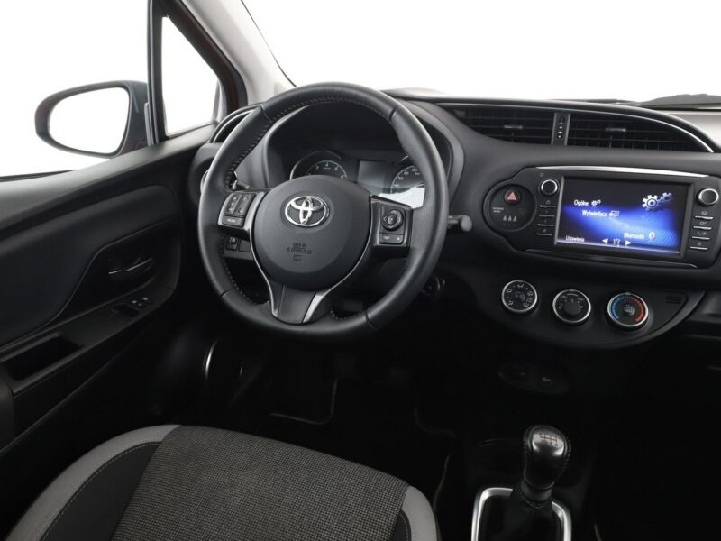 Toyota Yaris grzane fotele kamera Bluetooth tempomat AsystentPasaRuchu III (2011-2019)