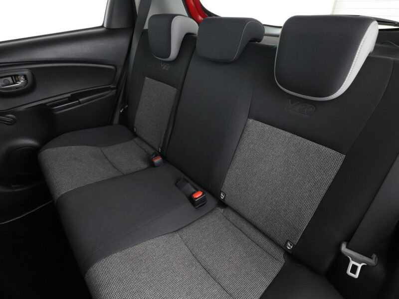 Toyota Yaris grzane fotele kamera Bluetooth tempomat AsystentPasaRuchu III (2011-2019)