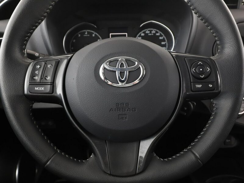 Toyota Yaris grzane fotele kamera Bluetooth tempomat AsystentPasaRuchu III (2011-2019)