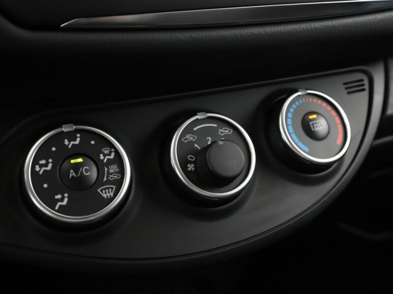 Toyota Yaris grzane fotele kamera Bluetooth tempomat AsystentPasaRuchu III (2011-2019)