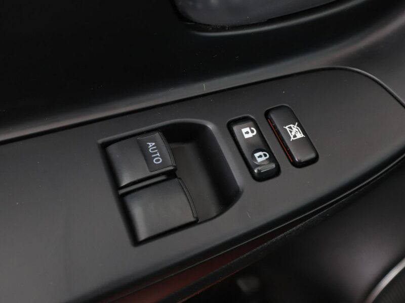 Toyota Yaris grzane fotele kamera Bluetooth tempomat AsystentPasaRuchu III (2011-2019)