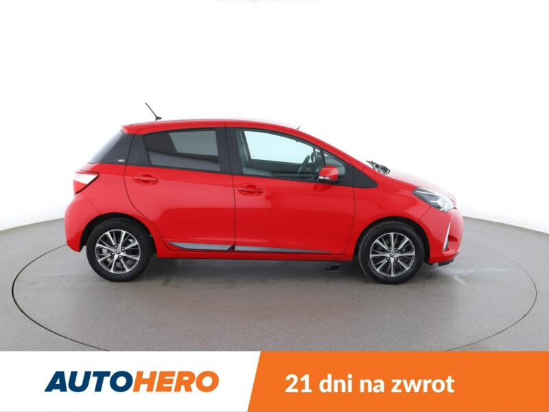 Toyota Yaris grzane fotele kamera Bluetooth tempomat AsystentPasaRuchu III (2011-2019)