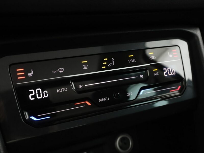 Volkswagen Tiguan Elegance automat alcantara panorama virtual grzane fotele ACC navi kam II (2016-2024)