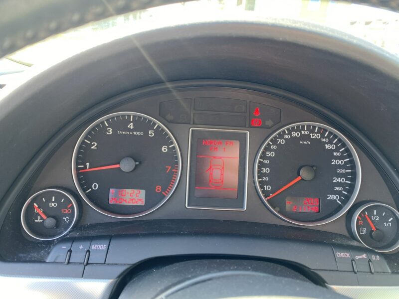 Audi A4 200KM, dwu kolorowa skóra, biksenony, światła dzienne, szyberdach B7 (2004-2007)